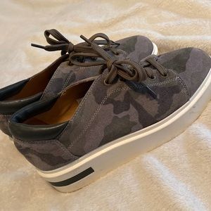 Paolo Platform Camo Sneakers ~ Size 7.5